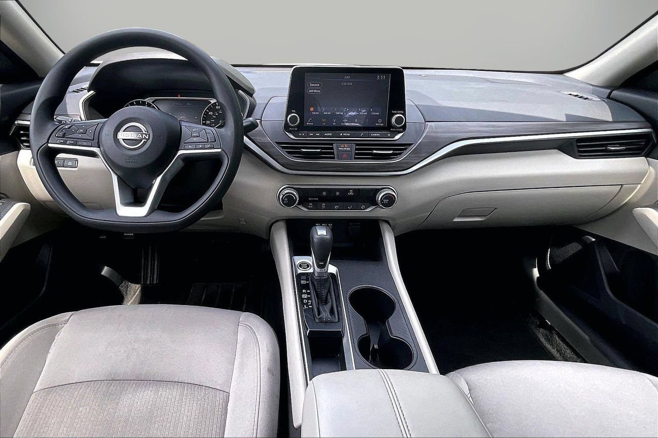 Used 2025 Nissan Altima 2.5 SV FWD image 15