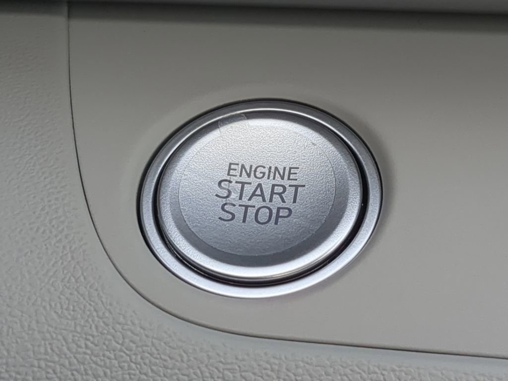 Used 2025 Hyundai Elantra Limited FWD image 2