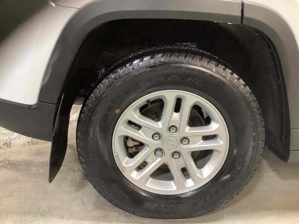 Certified 2023 Jeep Grand Cherokee Laredo AWD/4WD image 15