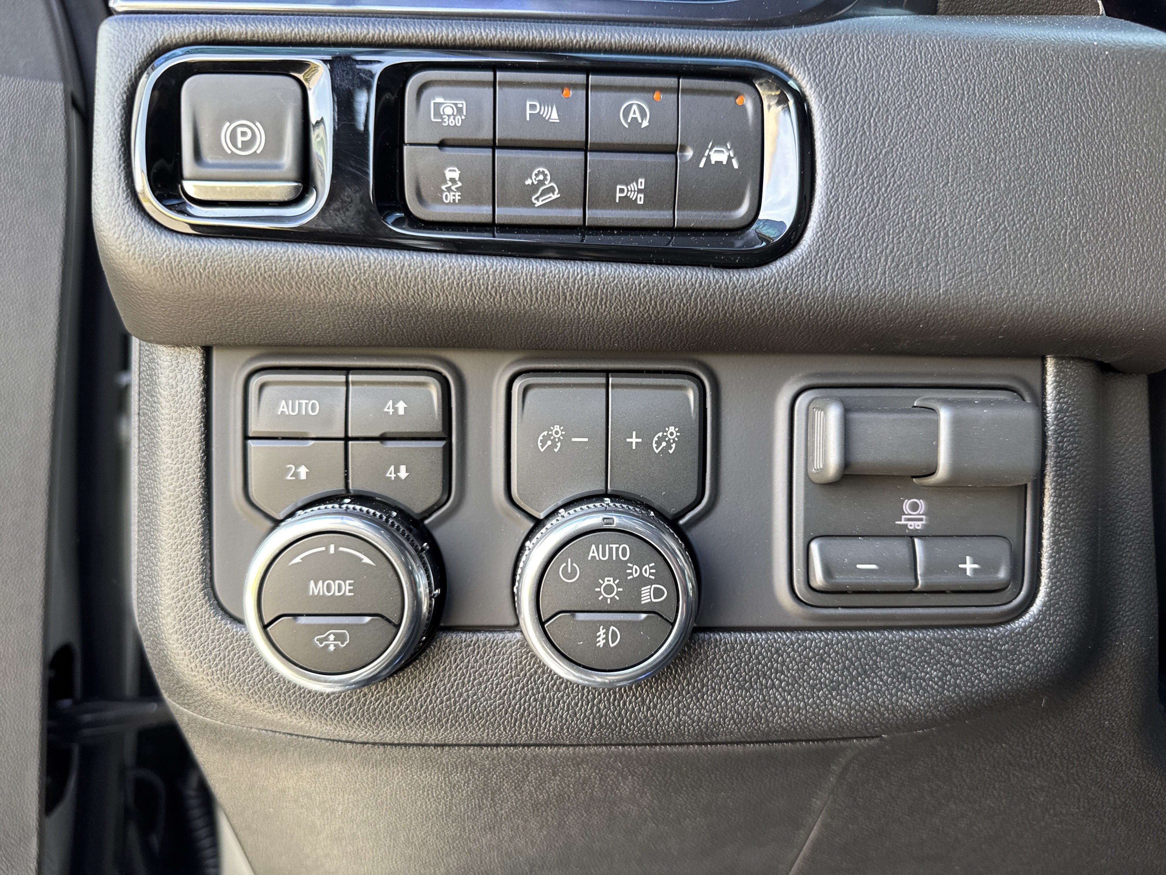 New 2026 GMC Yukon XL AT4 w/ AT4 Premium Plus Package AWD/4WD image 18