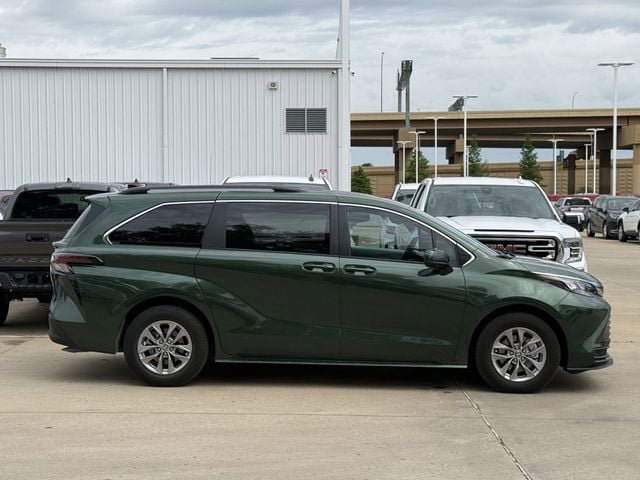 Used 2026 Toyota Sienna LE FWD image 3