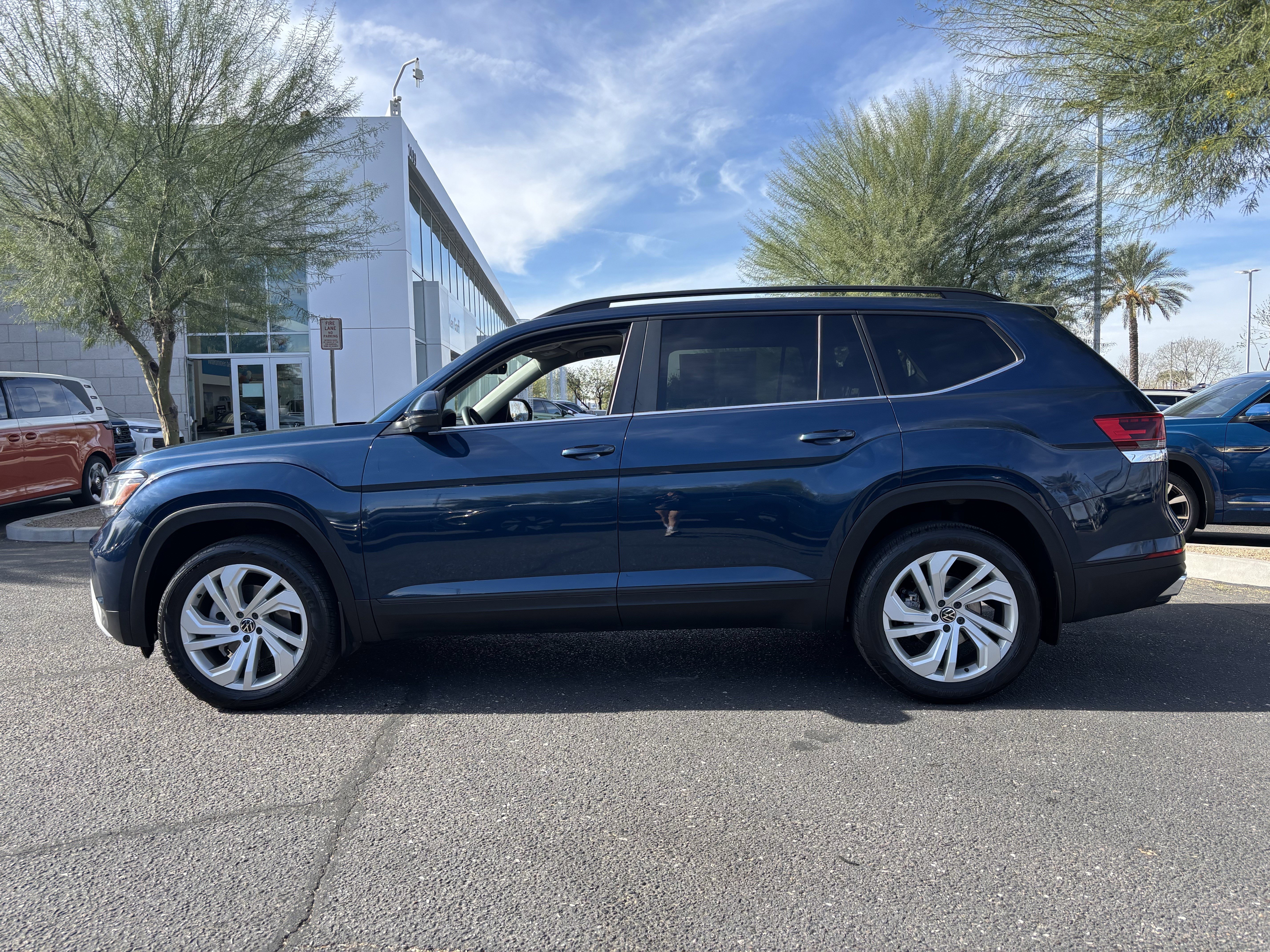 Used 2022 Volkswagen Atlas SE w/ Panoramic Sunroof Package image 2