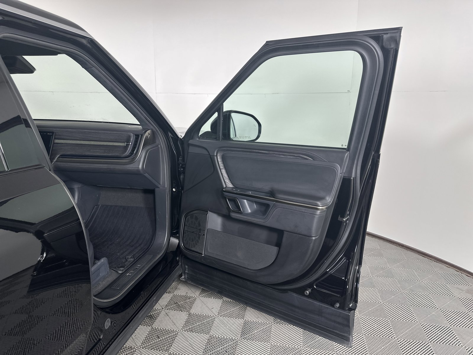 Used 2022 Rivian R1S Launch Edition image 17