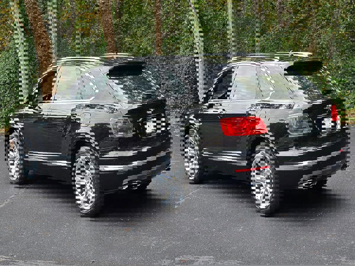 Used 2020 Bentley Bentayga Plug-In Hybrid image 4