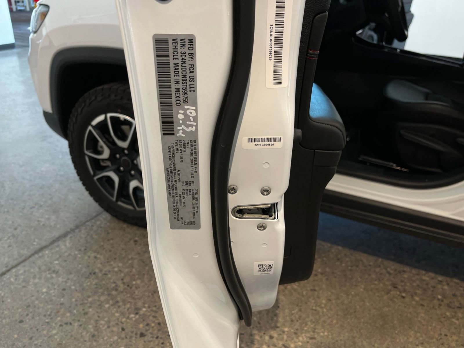 Used 2025 Jeep Compass Trailhawk image 29