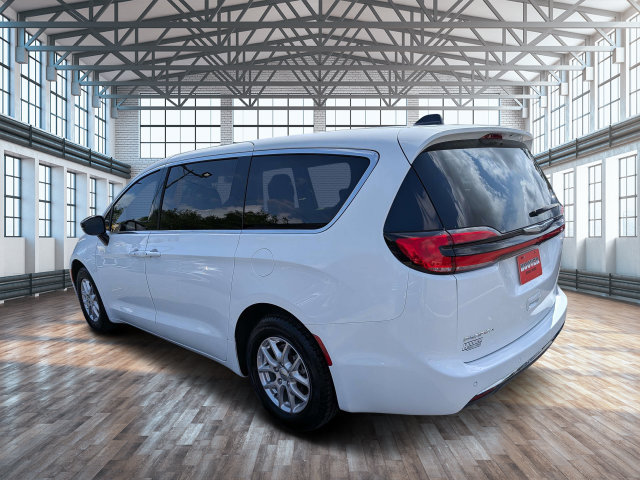 Used 2024 Chrysler Pacifica Touring-L FWD image 5