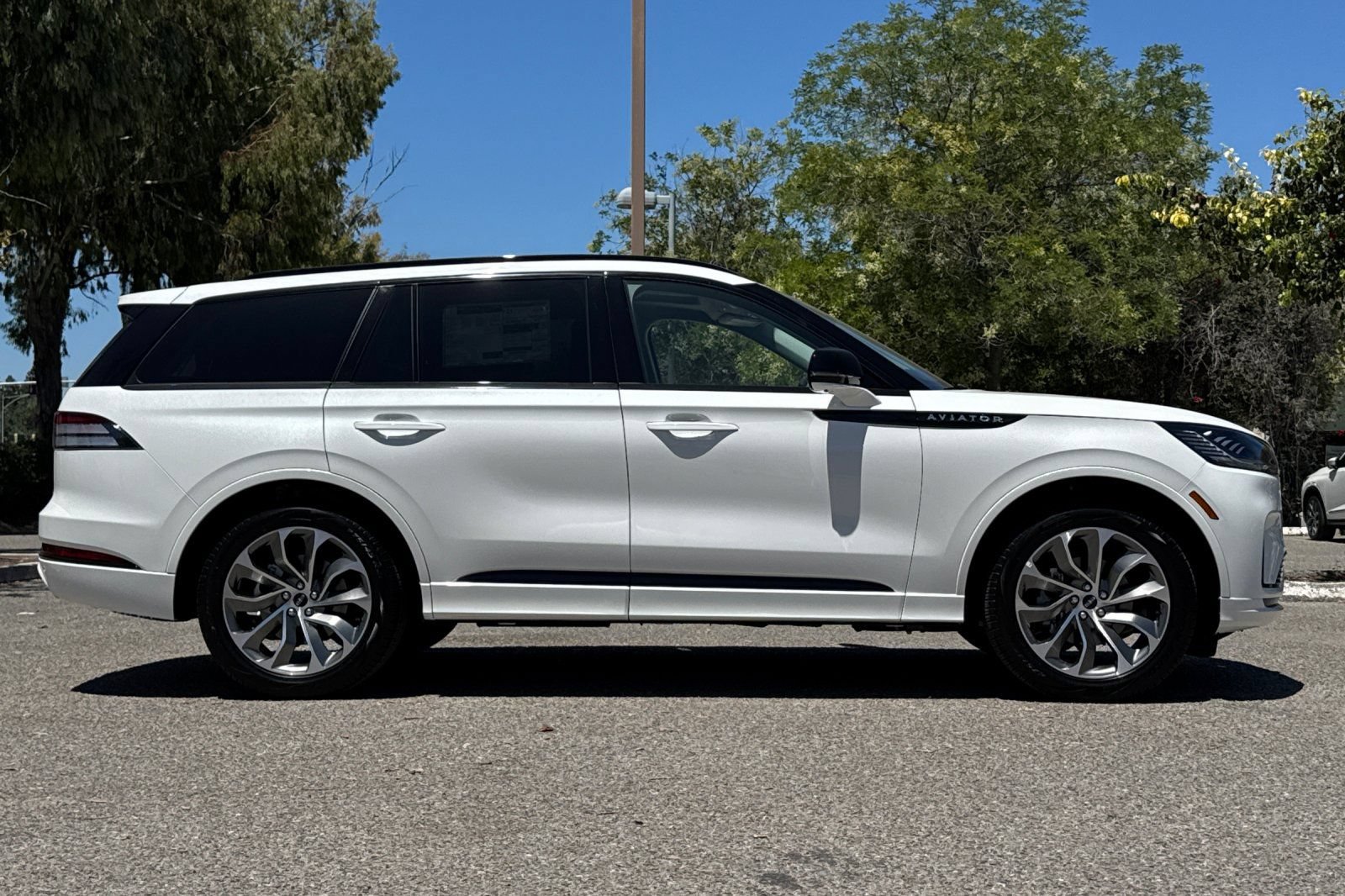 New 2026 Lincoln Aviator 2WD image 3