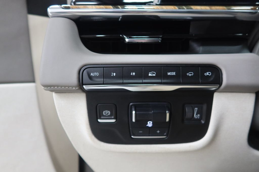 Used 2022 Cadillac Escalade Sport Platinum w/ LPO, ONYX Package AWD/4WD image 30
