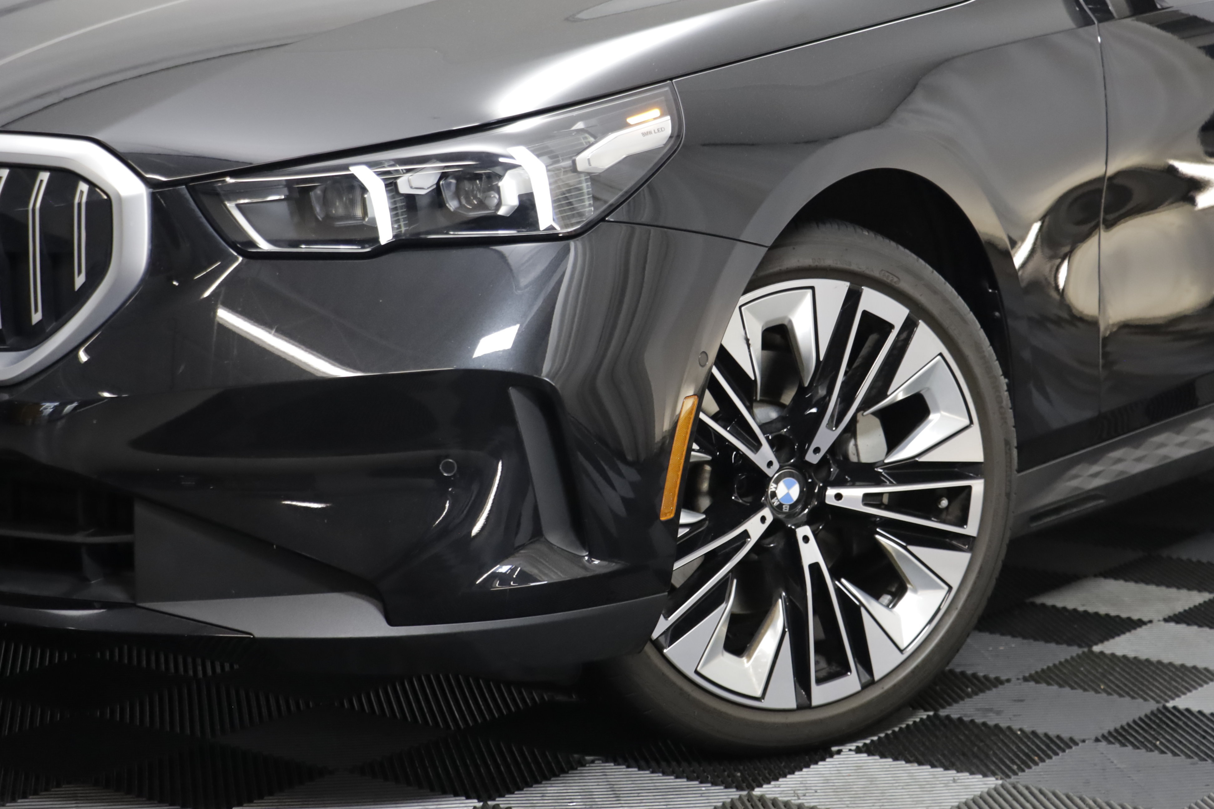 Used 2025 BMW 530i xDrive AWD/4WD image 3