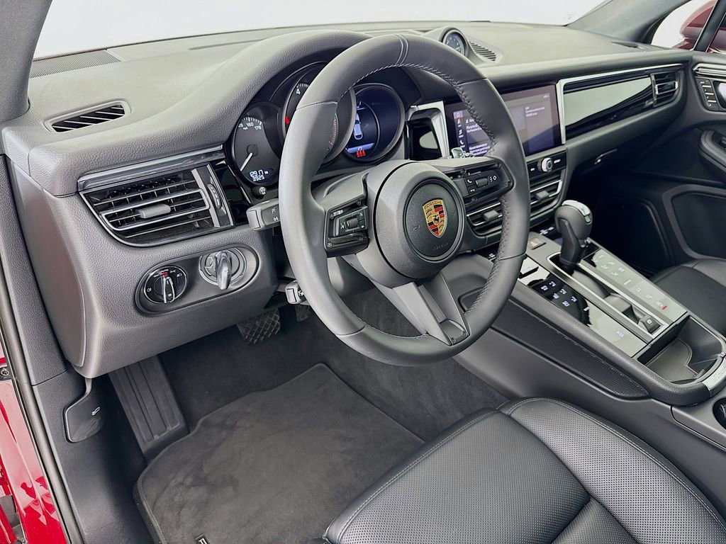 Certified 2025 Porsche Macan AWD/4WD image 4
