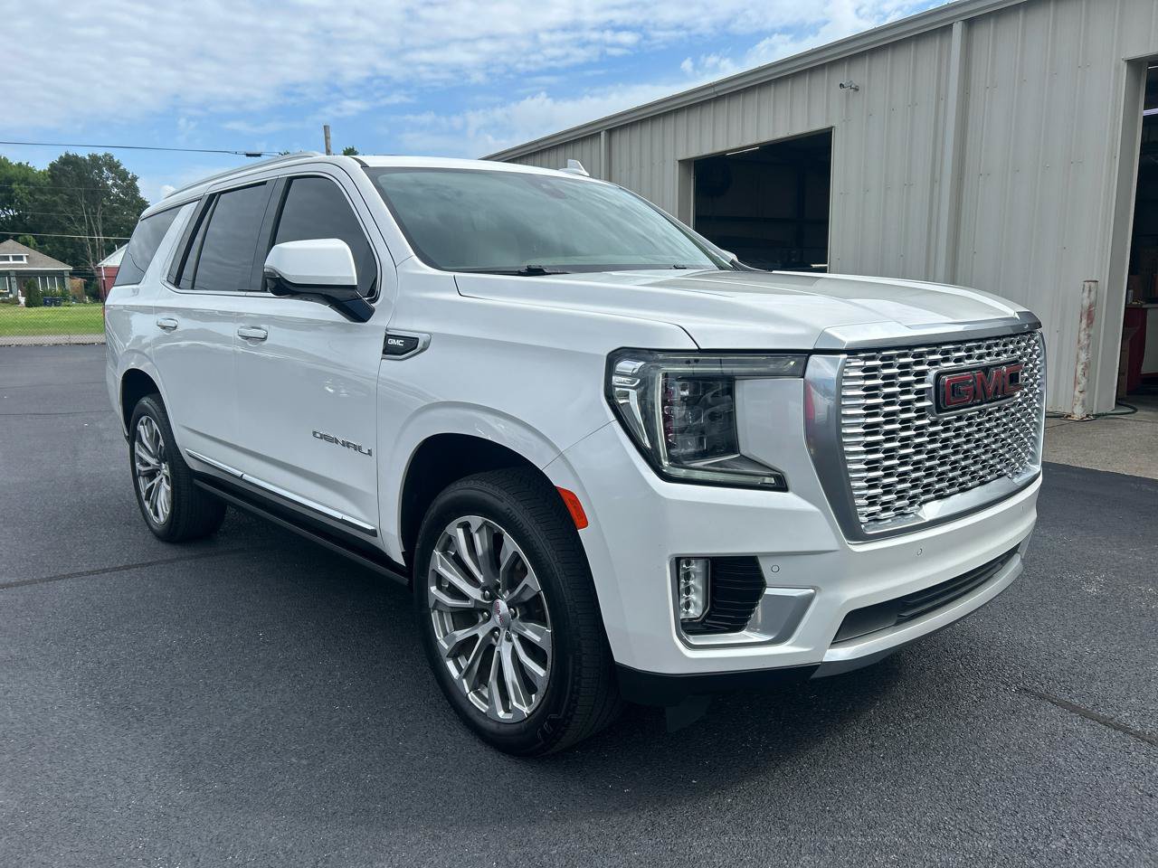 Used 2021 GMC Yukon Denali w/ Denali Premium Package AWD/4WD image 3