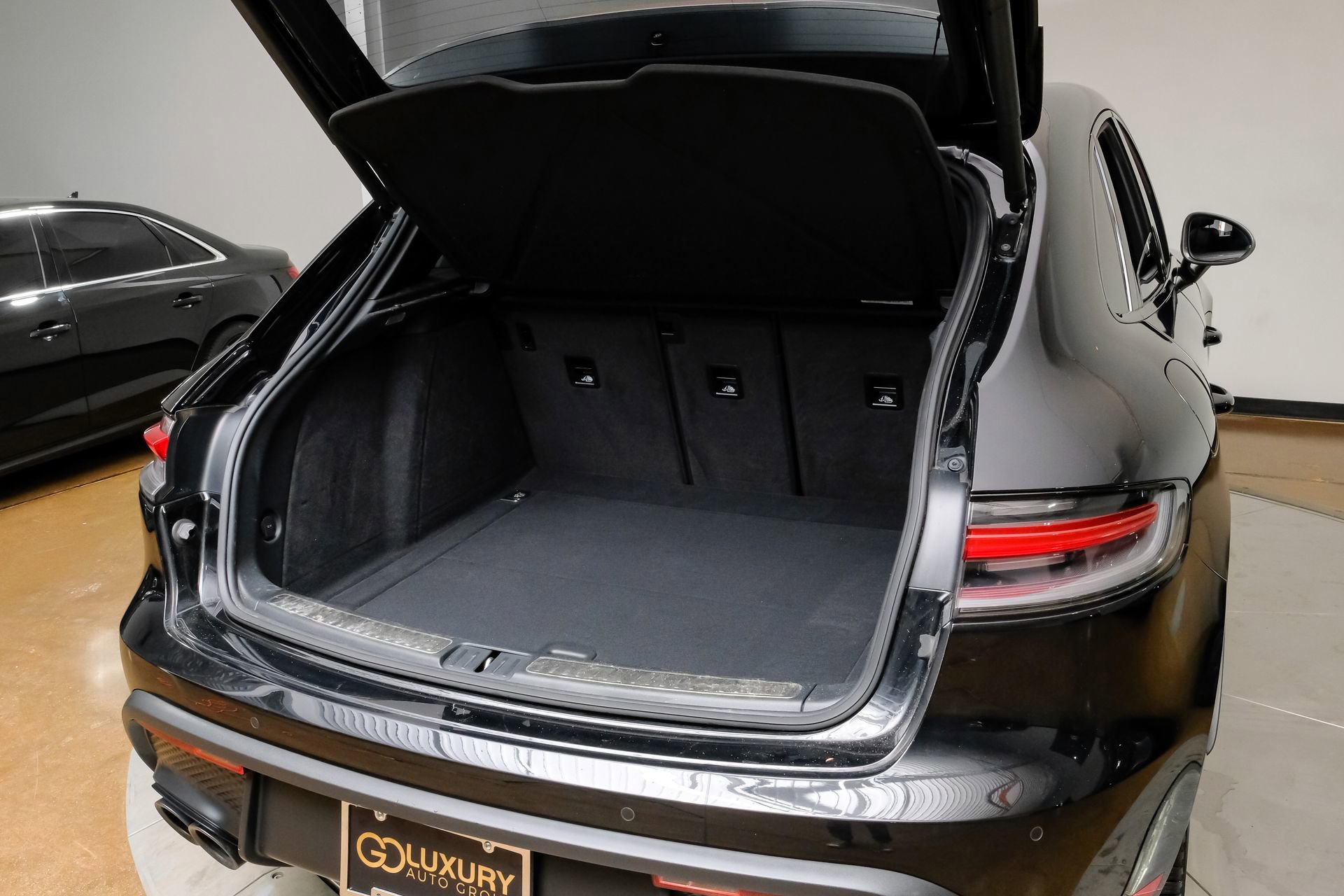 Used 2023 Porsche Macan Turbo AWD/4WD image 54