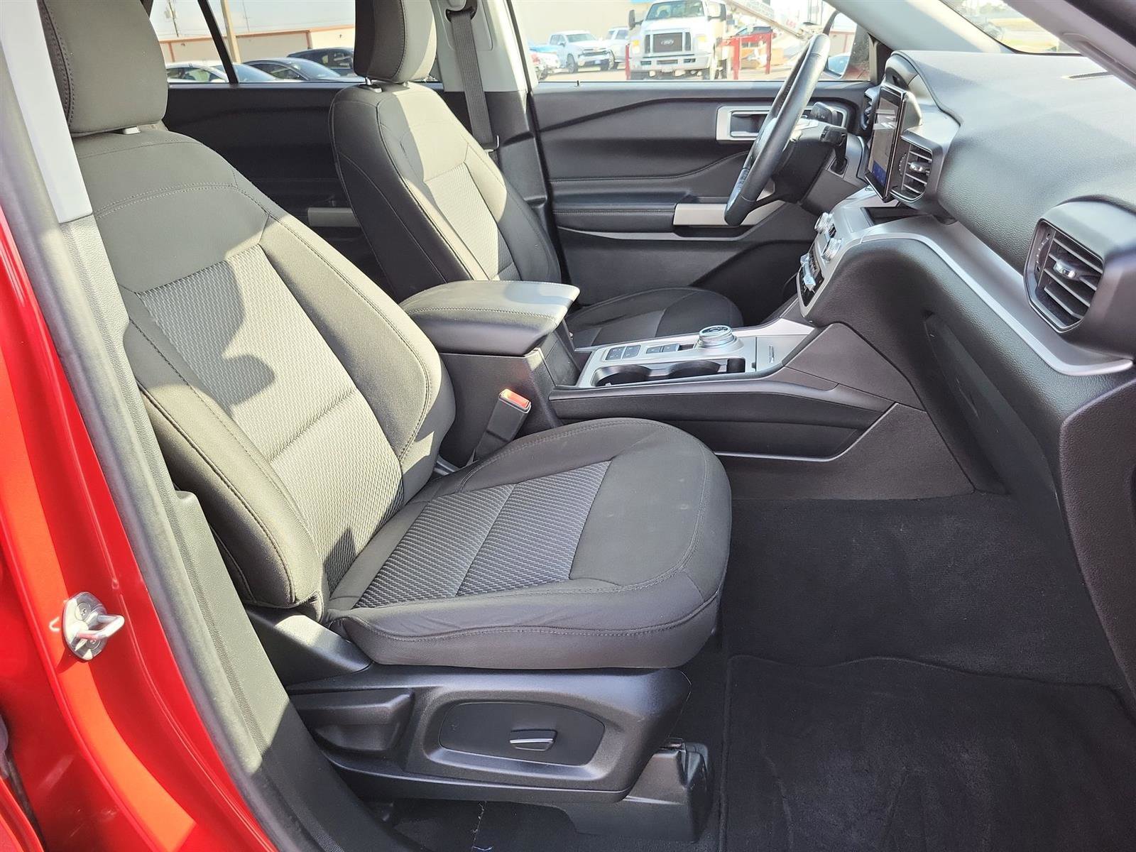 Used 2023 Ford Explorer XLT image 25