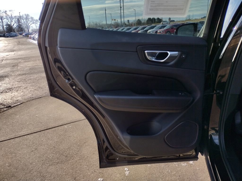 Used 2023 Volvo XC60 B5 Core image 29