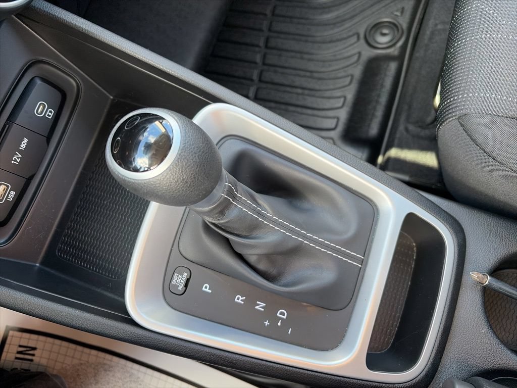 Certified 2025 Hyundai Venue SE FWD image 19