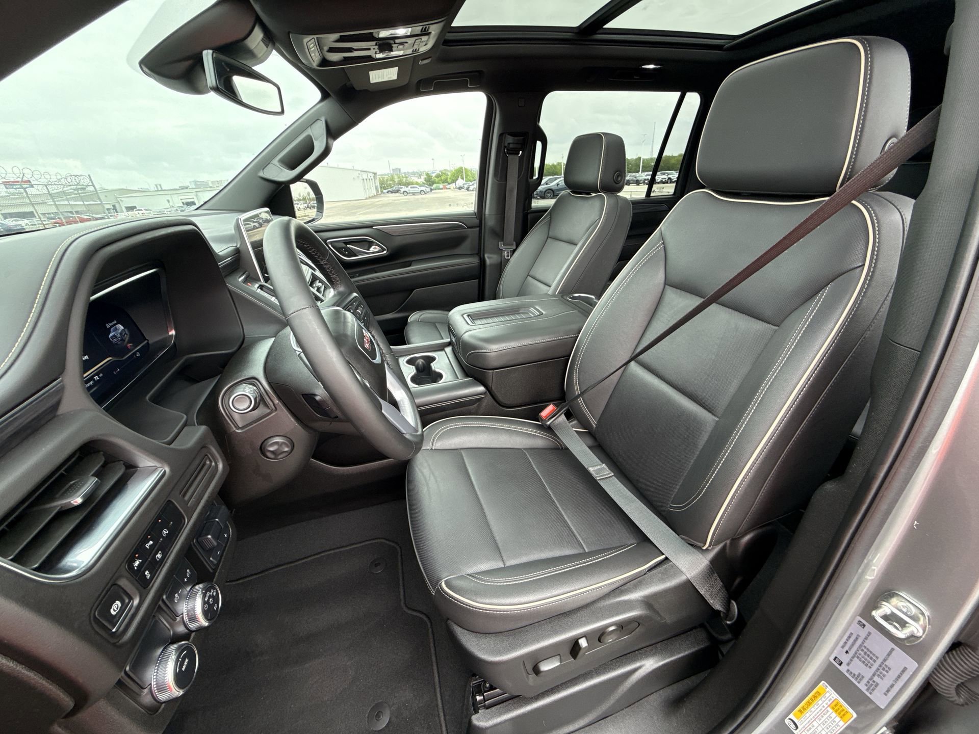 Used 2024 GMC Yukon XL SLT w/ SLT Luxury Package RWD image 13