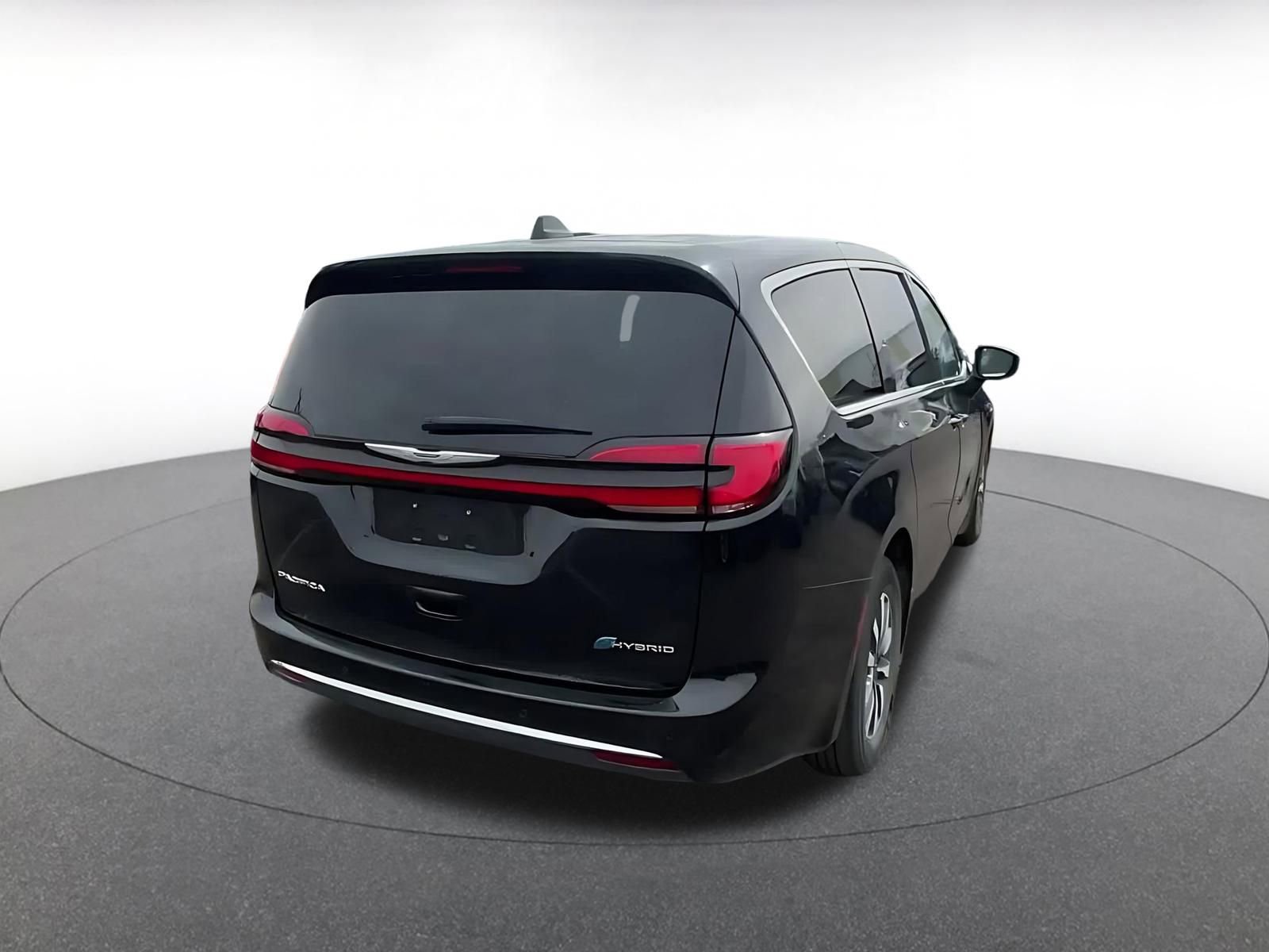 Used 2023 Chrysler Pacifica Touring-L image 14