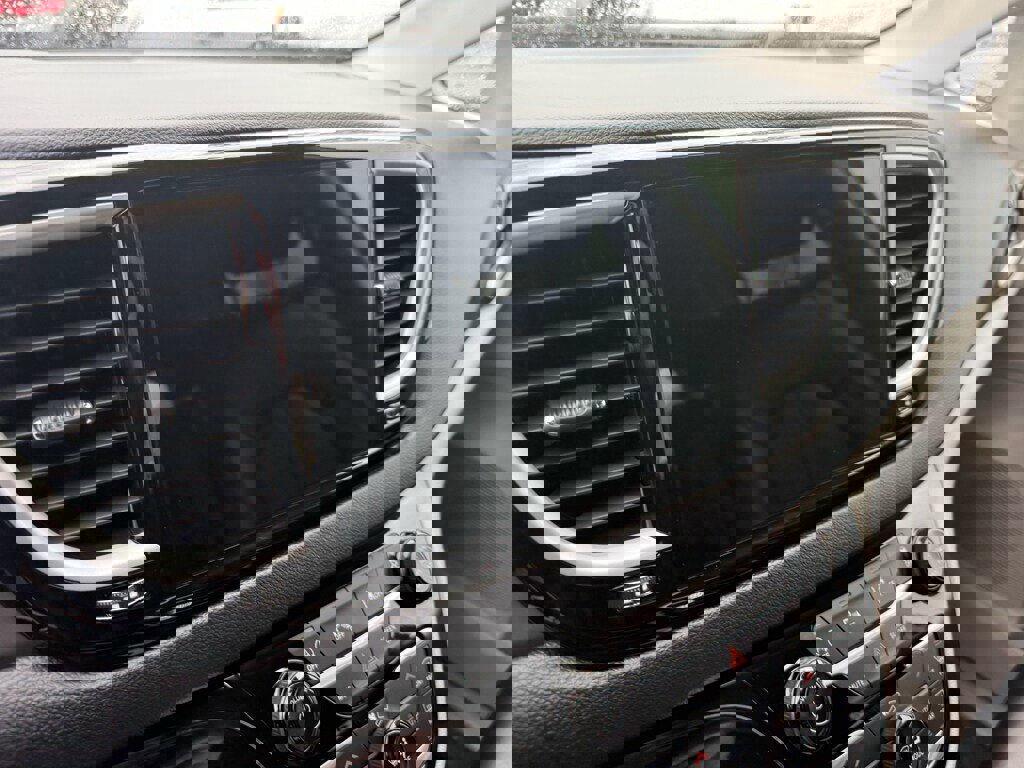 Used 2023 Chrysler Pacifica Touring-L image 11