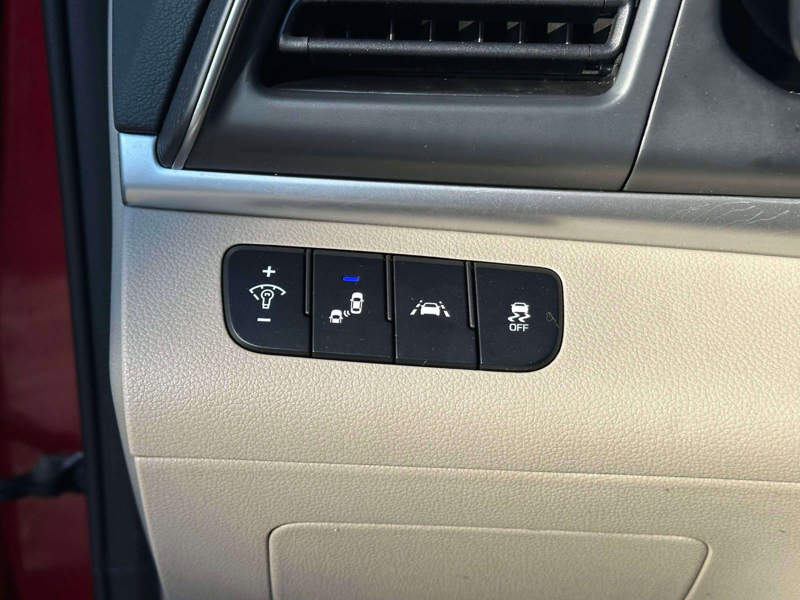 Used 2020 Hyundai Elantra SEL image 16