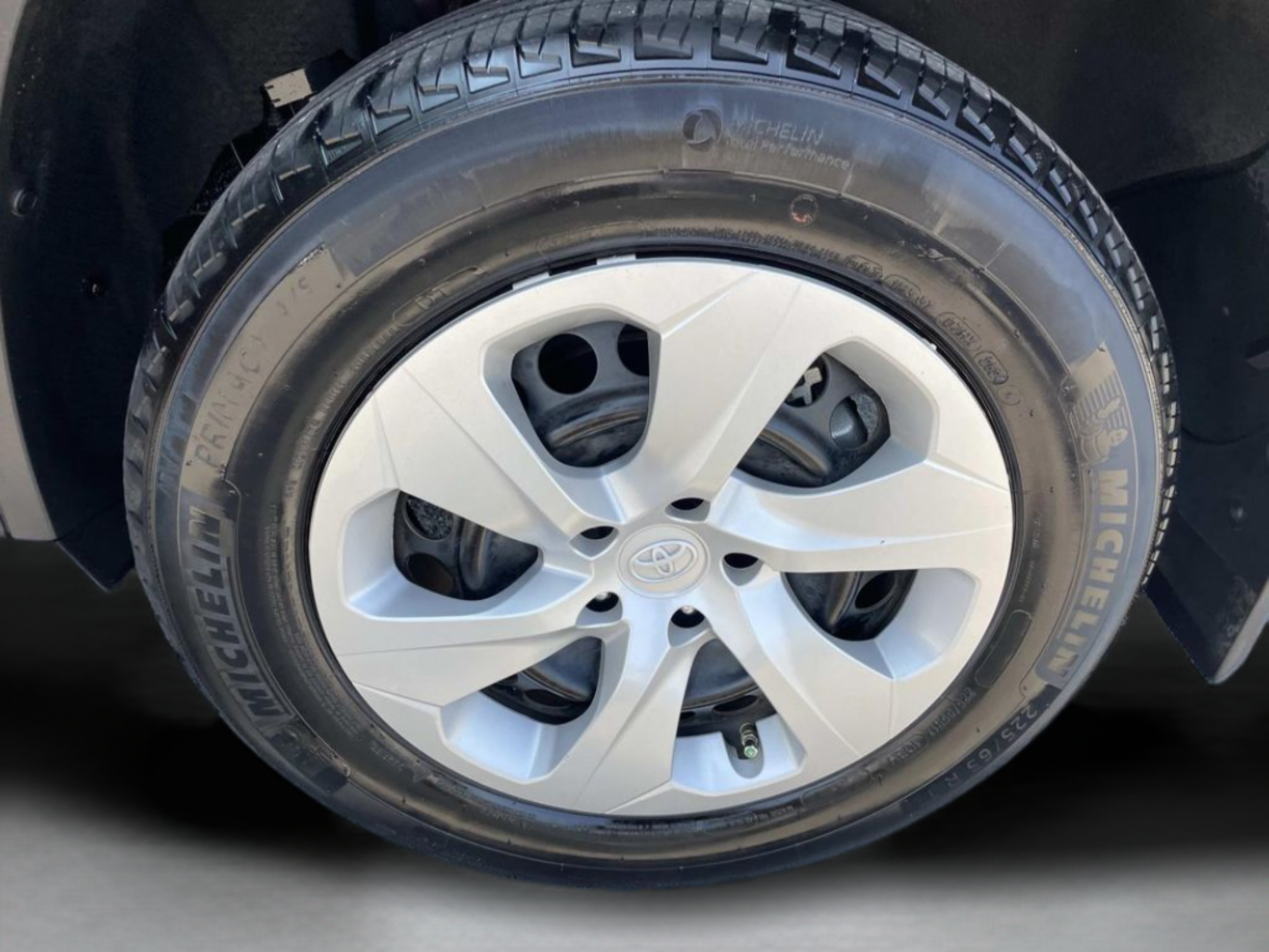 Used 2024 Toyota RAV4 LE FWD image 31
