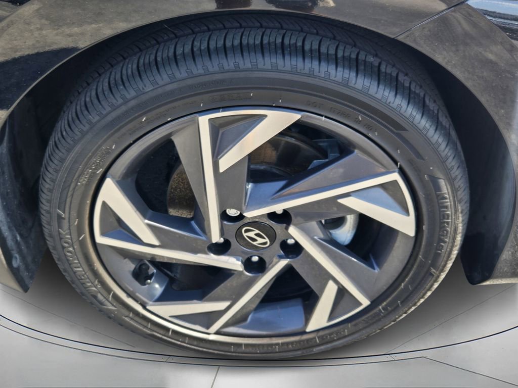 Certified 2025 Hyundai Elantra SEL image 9