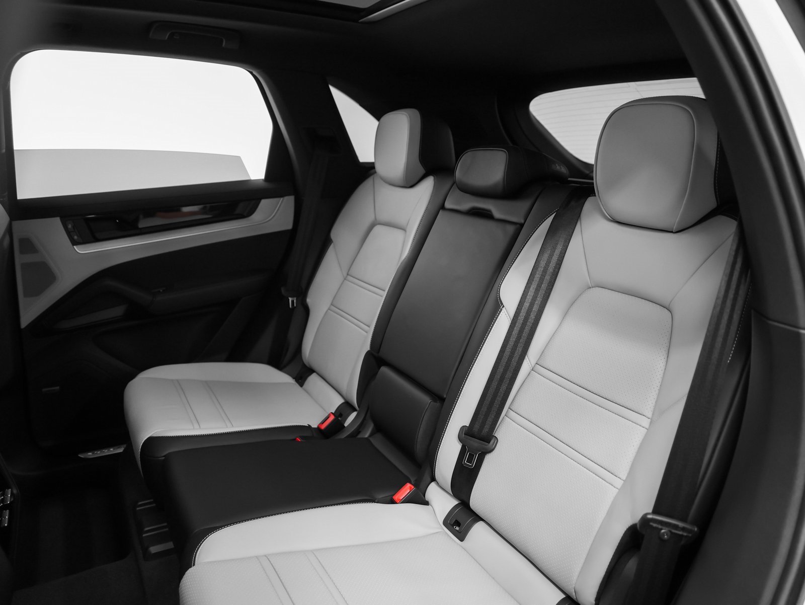 Used 2024 Porsche Cayenne image 34