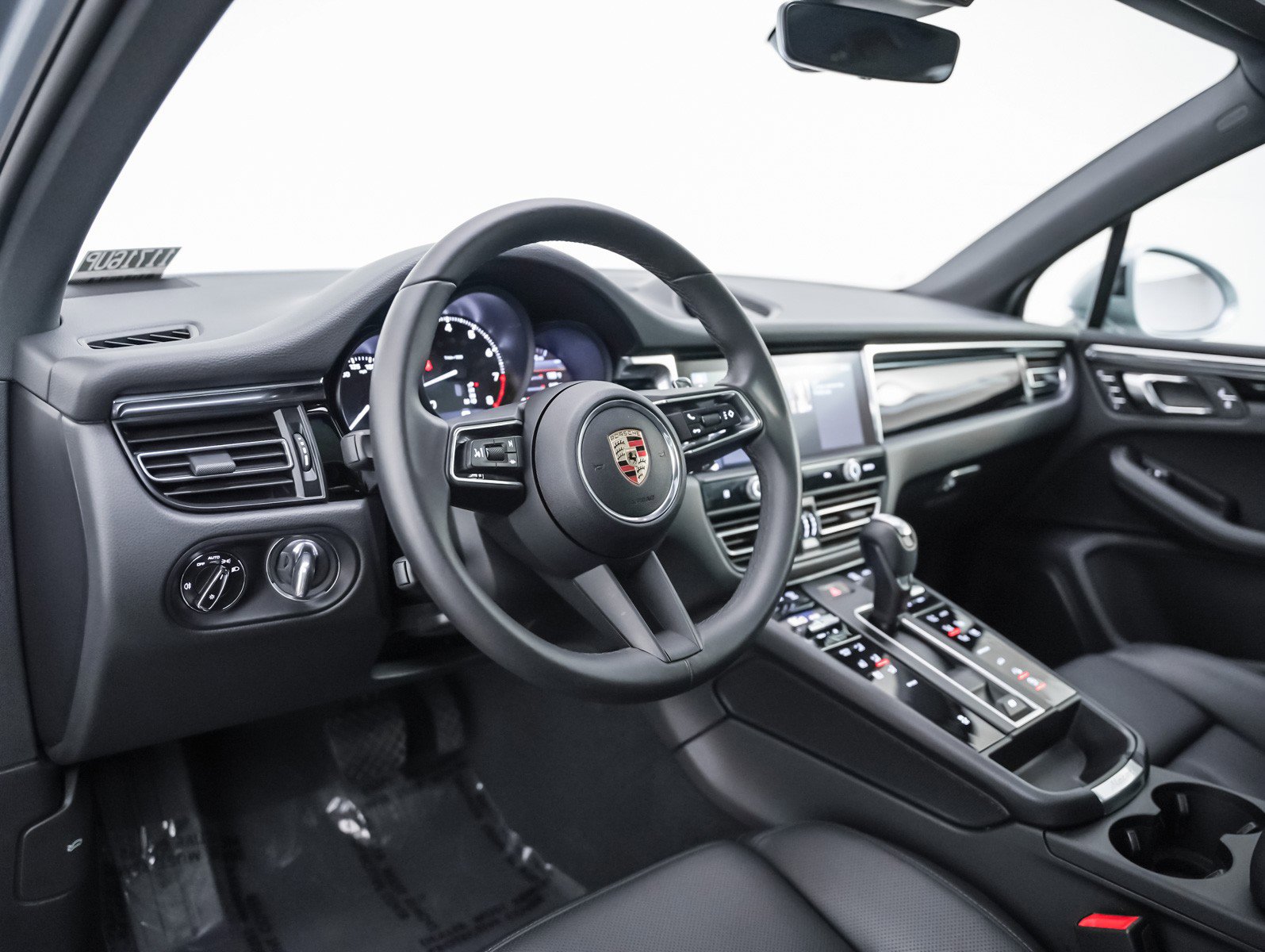 Certified 2025 Porsche Macan image 4