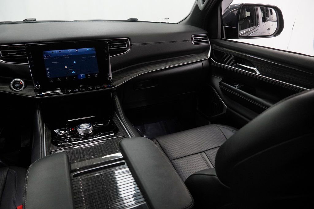 Certified 2022 Jeep Wagoneer Series III w/ Flexible Seating Group image 27