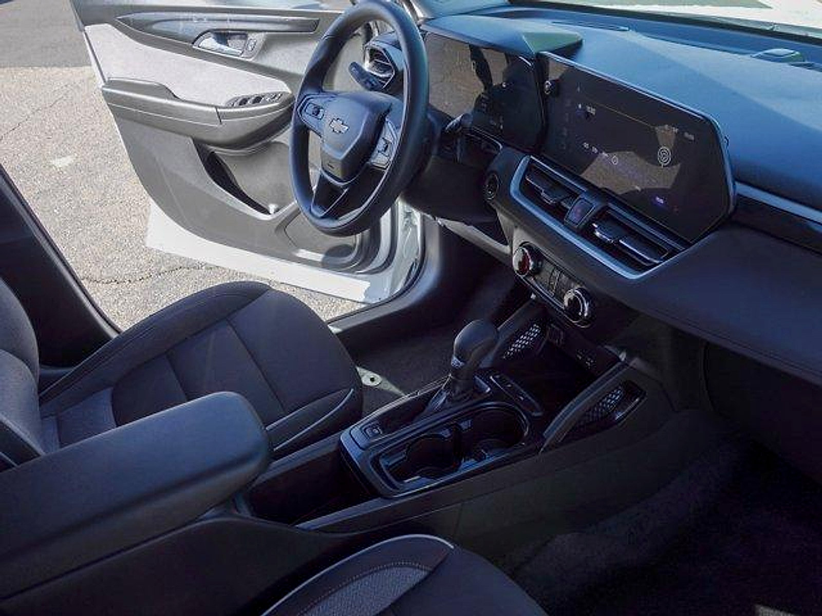 Used 2025 Chevrolet TrailBlazer LS w/ LS Convenience Package FWD image 13