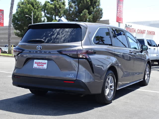 Used 2023 Toyota Sienna LE FWD image 12
