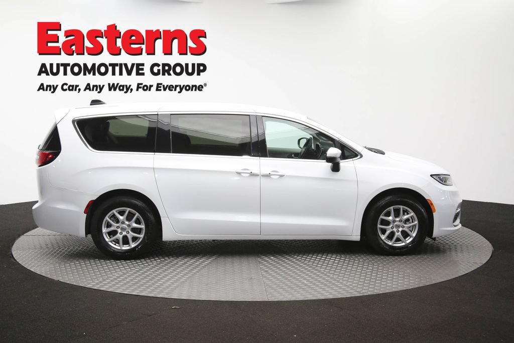 Used 2023 Chrysler Pacifica Touring-L FWD image 46