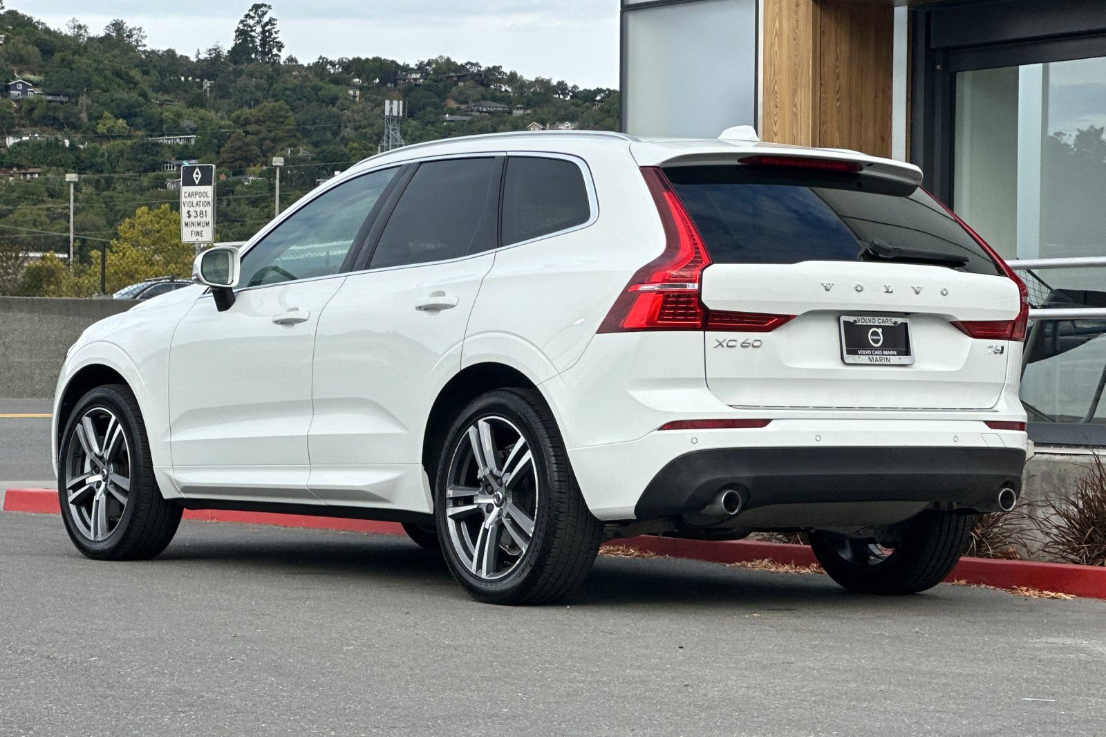 Used 2021 Volvo XC60 T6 Momentum w/ Premium Package AWD/4WD image 6