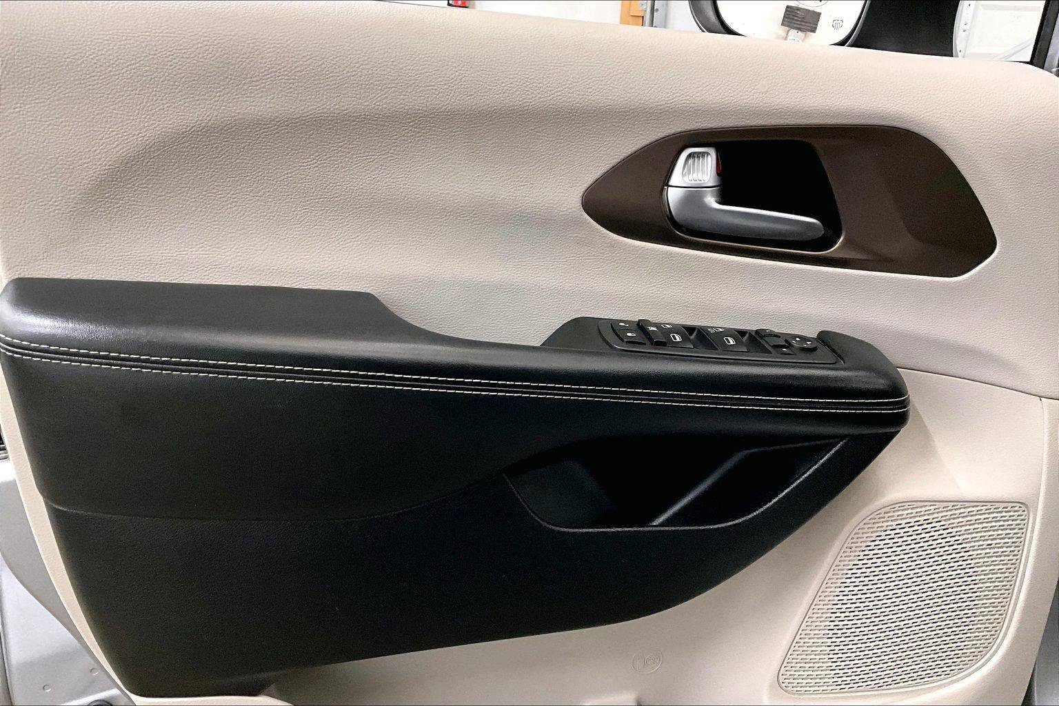 Used 2020 Chrysler Voyager L image 22