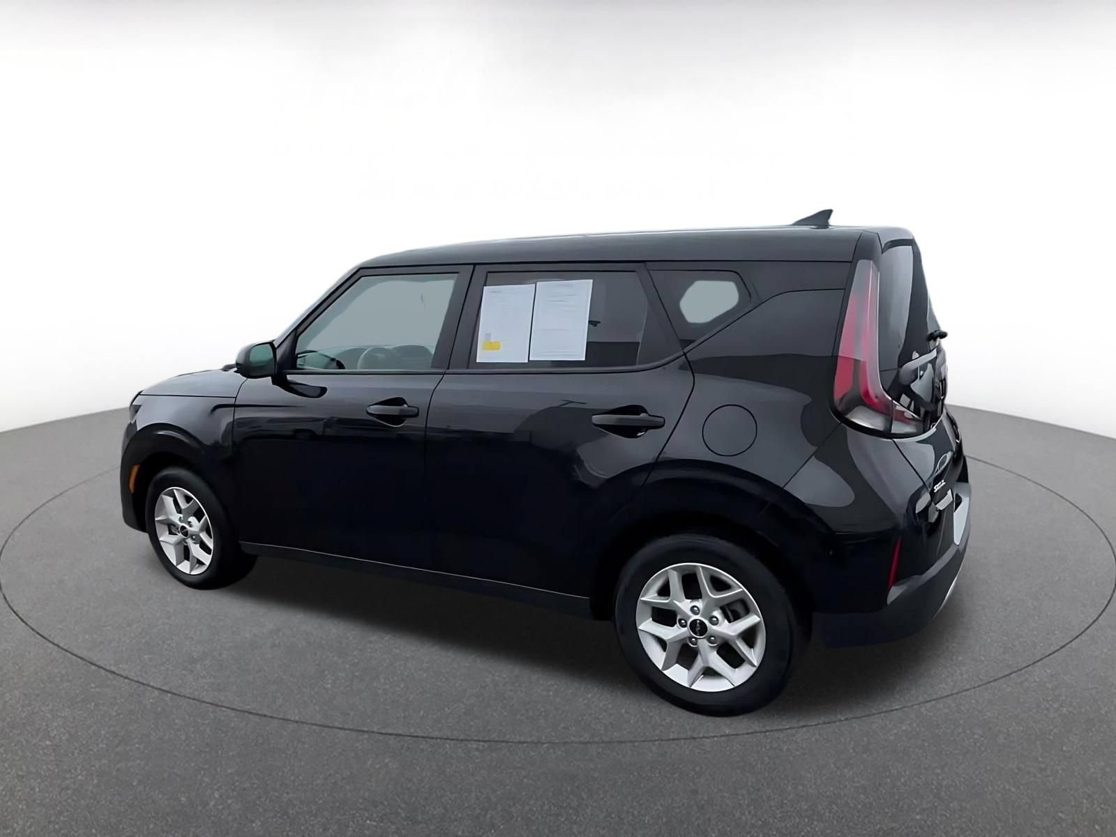 Used 2025 Kia Soul LX w/ LX Technology Package FWD image 9