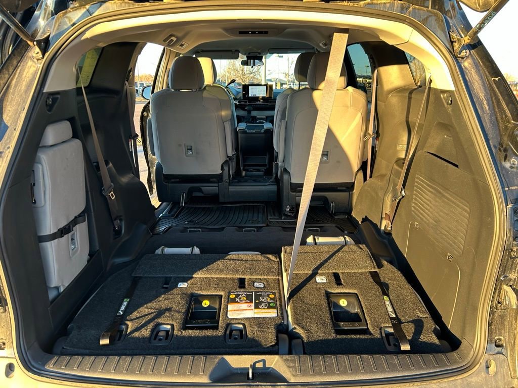 Used 2025 Toyota Sienna LE image 29