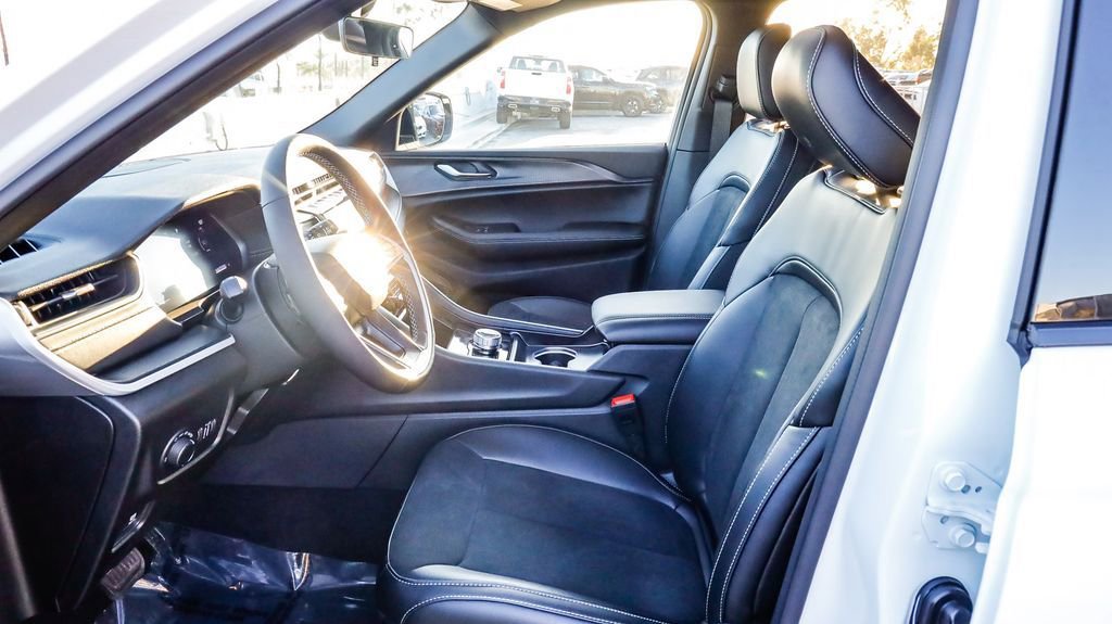 New 2025 Jeep Grand Cherokee L Altitude image 19