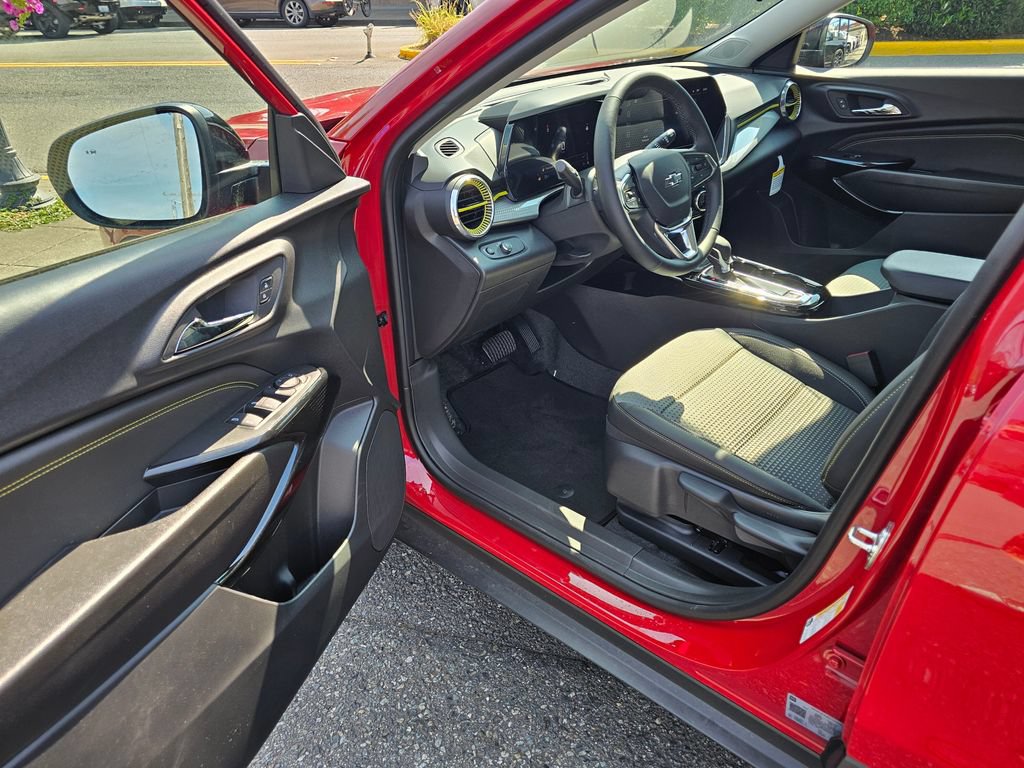 New 2026 Chevrolet Trax LT w/ Sunroof Package FWD image 23