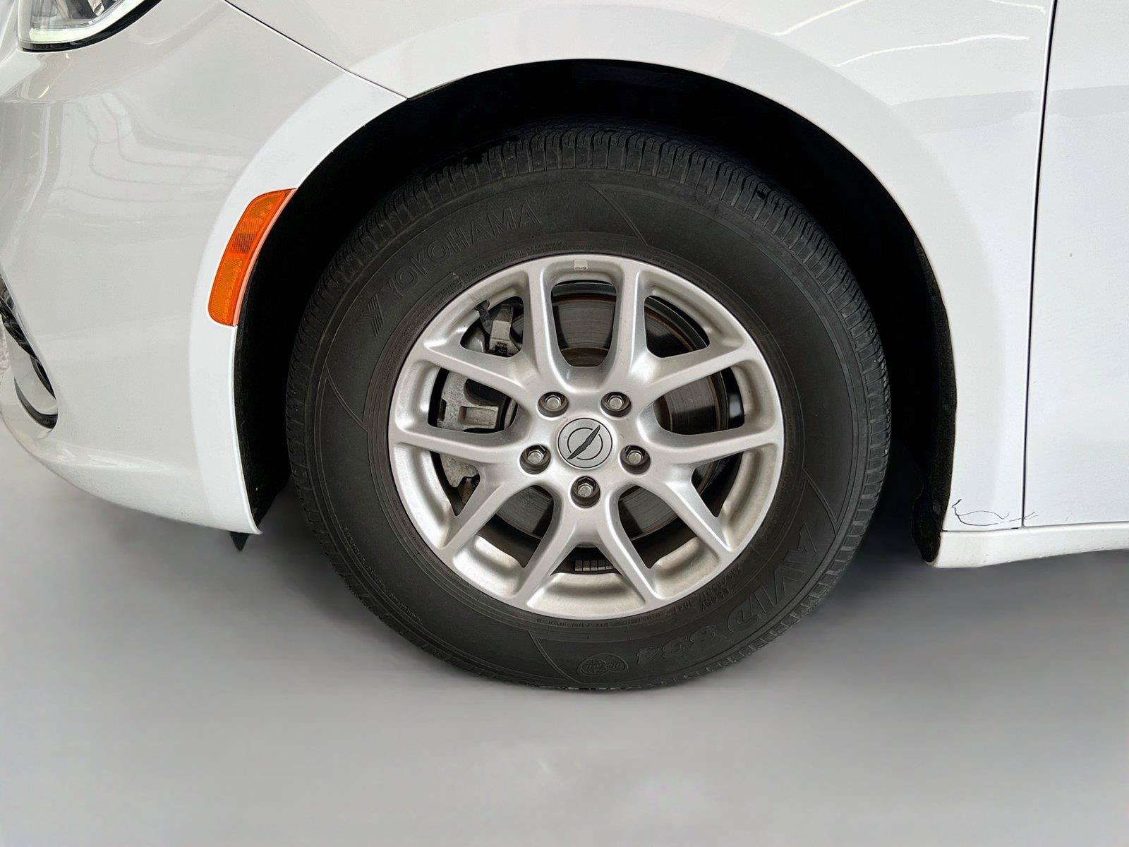 Used 2024 Chrysler Pacifica Touring-L FWD image 29