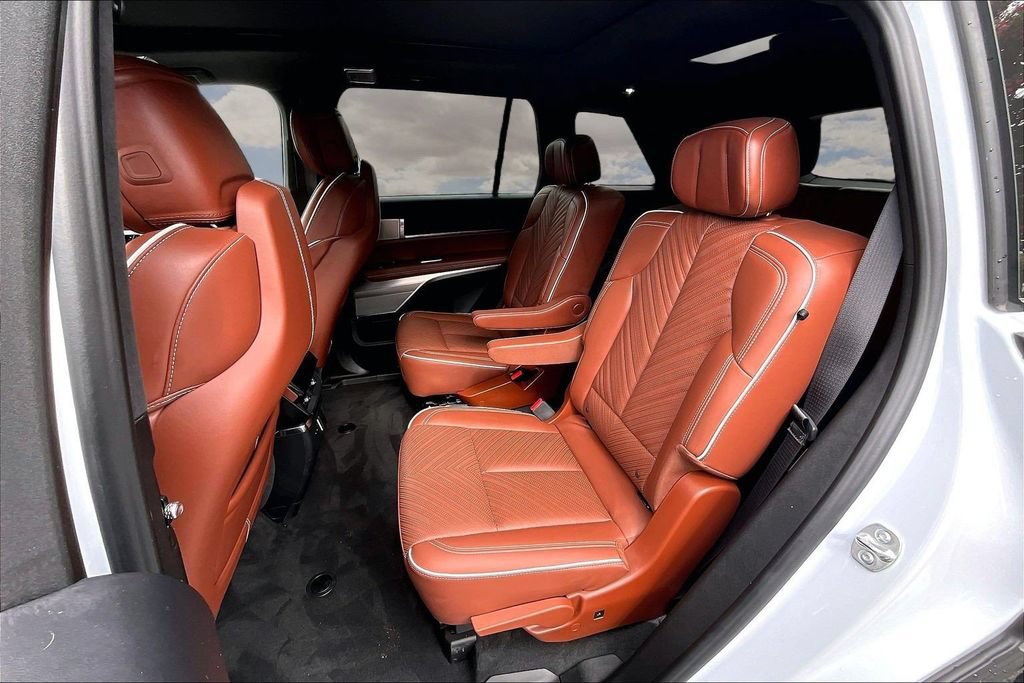 Certified 2026 Cadillac Vistiq Platinum AWD/4WD image 22
