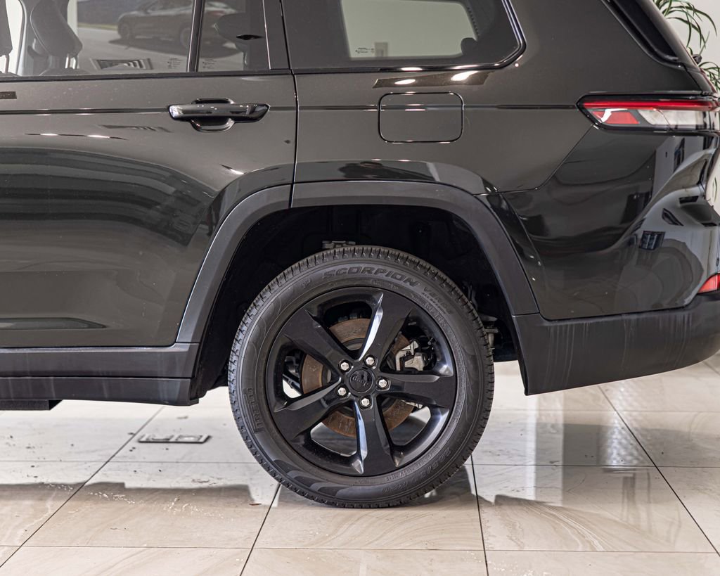 Used 2023 Jeep Grand Cherokee L Limited w/ Black Appearance Package image 9