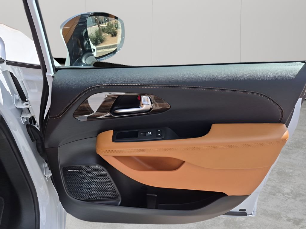 Used 2023 Chrysler Pacifica Pinnacle image 13