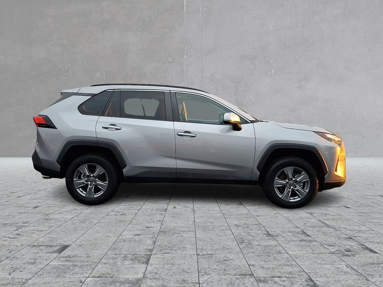 Used 2022 Toyota RAV4 XLE w/ Convenience Package AWD/4WD image 4