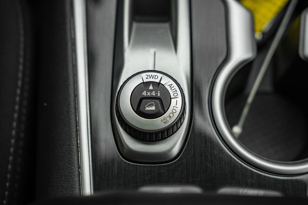 Used 2020 Nissan Pathfinder SV image 21