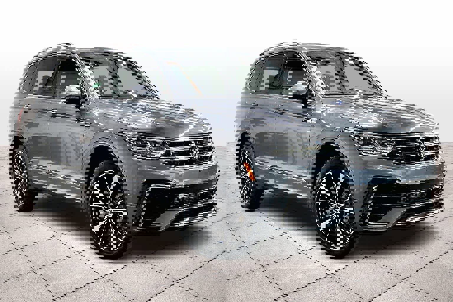 Used 2024 Volkswagen Tiguan SEL R-Line image 2