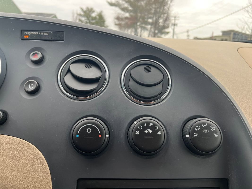 Used 2006 Pontiac Solstice w/ Premium Package image 16