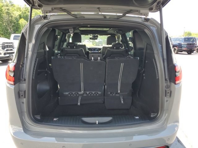 Used 2025 Chrysler Pacifica Limited FWD image 10