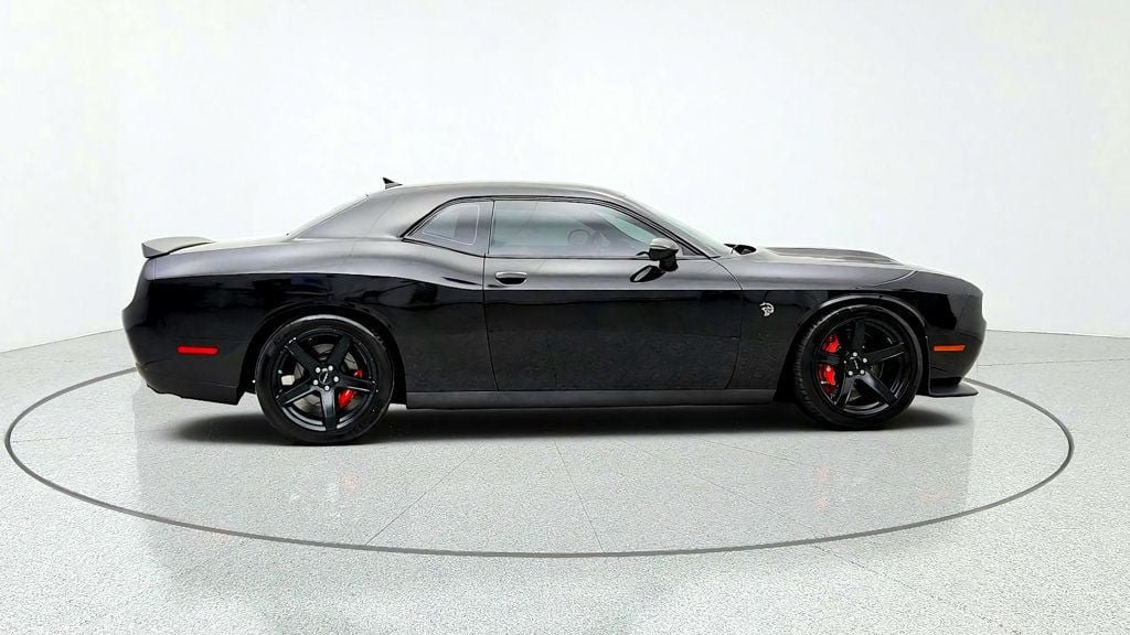 Used 2017 Dodge Challenger SRT Hellcat RWD image 4