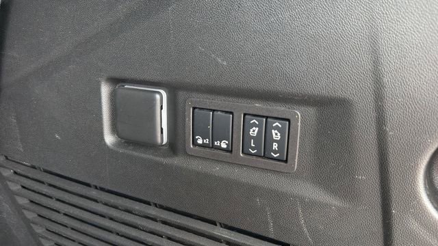 Used 2024 Chevrolet Tahoe High Country AWD/4WD image 17