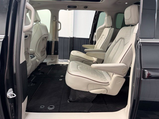 Used 2019 Chrysler Pacifica Limited FWD image 31