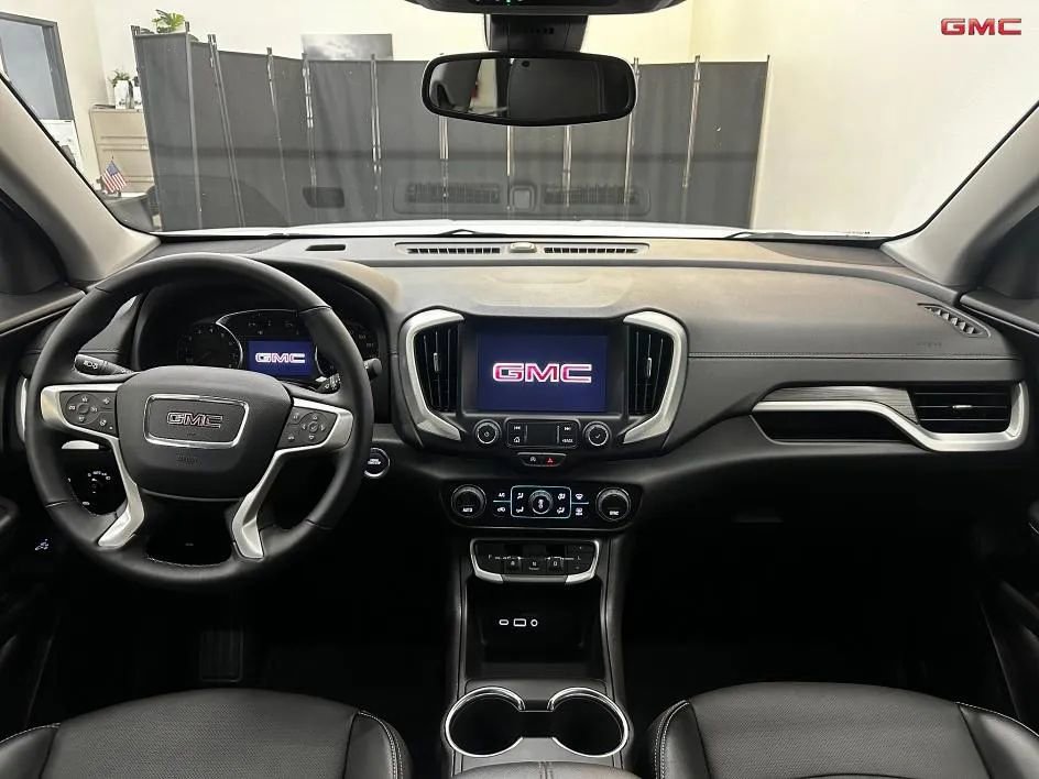 Used 2024 GMC Terrain SLT image 9